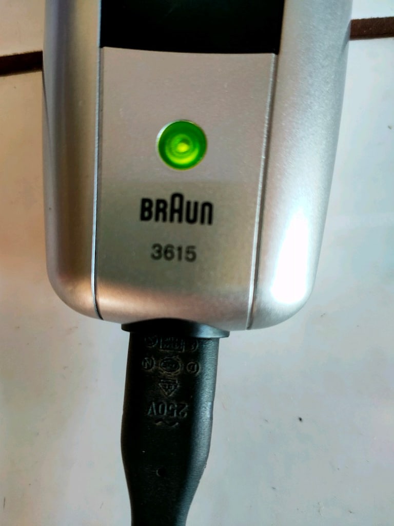 Braun 3615 . tıraş makinesi Hem şarjlı (kablosuz) hem de kablolu olara - 5