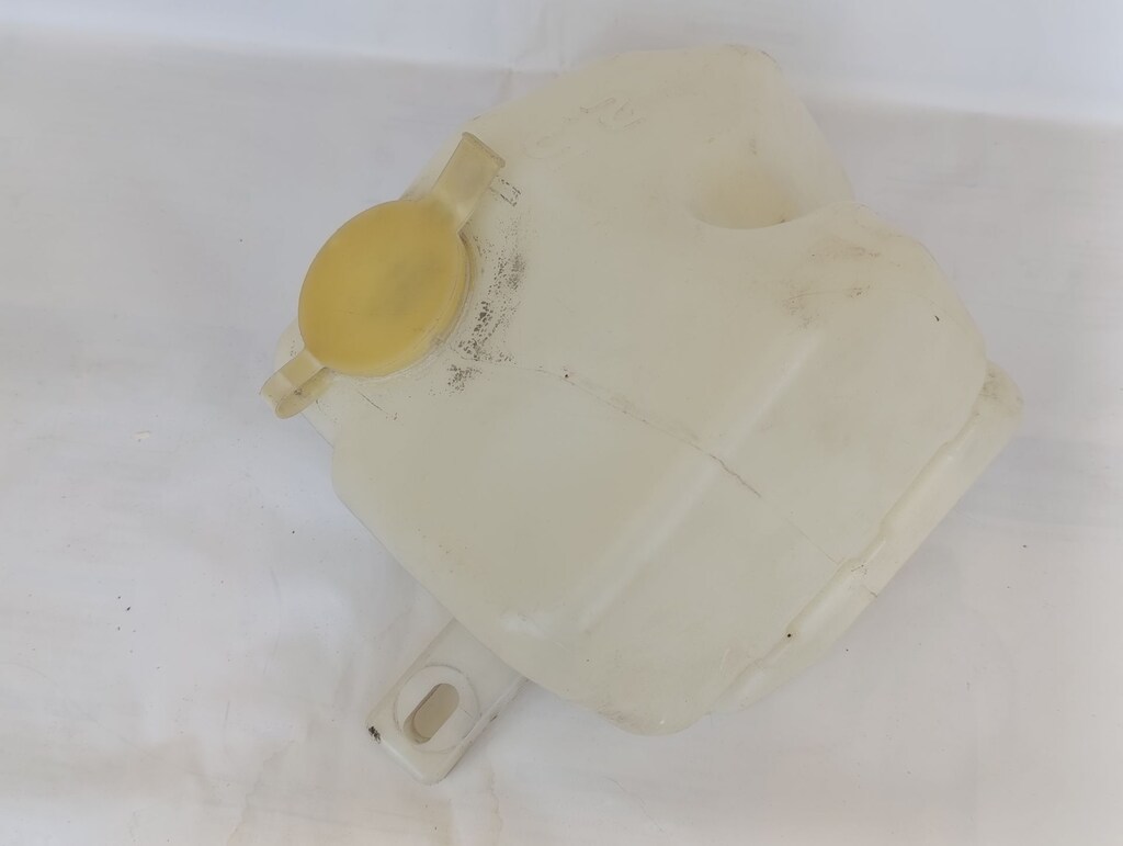 BMW E36 Cam Suyu Bidonu - 5