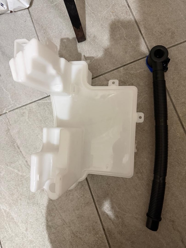 Ford Focus MK4 MK4.5 Cam Suyu Deposu - 2
