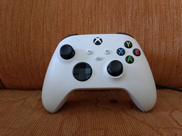 Sıfır Ayarında Kablolu PC/Xbox Kolu – Sorunsuz ve Tertemiz!