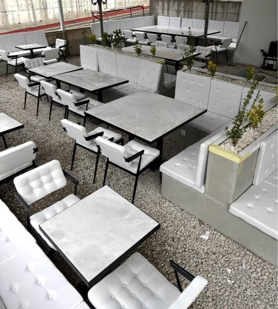 KAPANAN CAFEDEN KALAN MERMER MASALAR VE 146 ADET TAKIM SANDALYE - 5