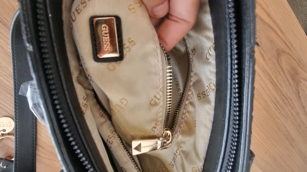 Guess çanta çok şık aksesuarlarıyla birlikte
