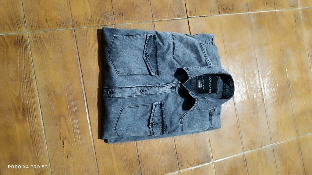 #Kot gömlek Eni 55 Boyu 70
Siyahı, fümesi, mavisi, lacivert kot gömlek