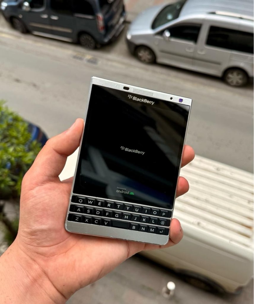 BlackBerry Passport Silver Limited Edition - 7