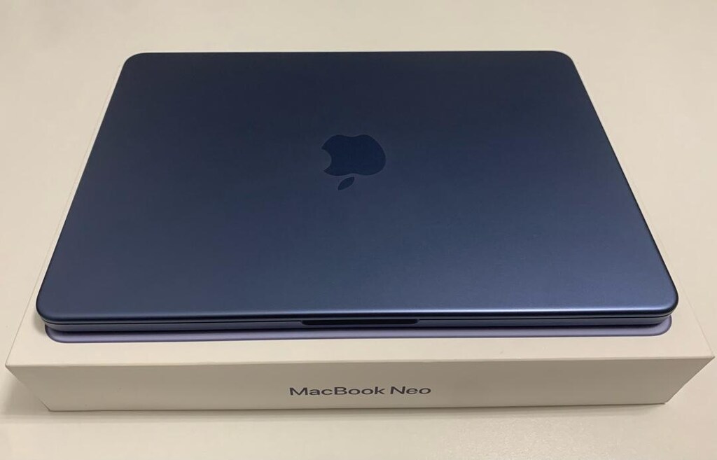 MACBOOK//NEO//APPLE//A18PRO