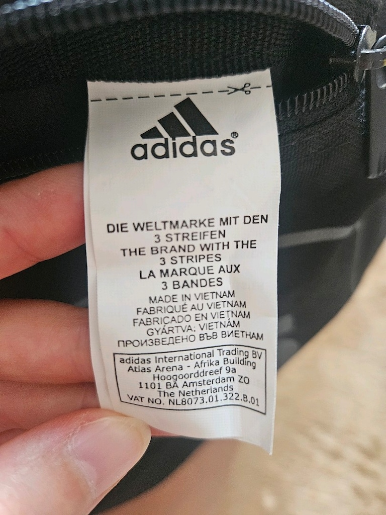 siyah renkli bir adidas spor/krampon çantası (veya eşya çantası) - 2
