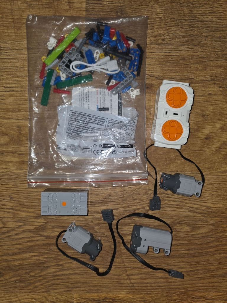 LEGO Technic Land Rover Defender 42110 Motor Kiti - 3
