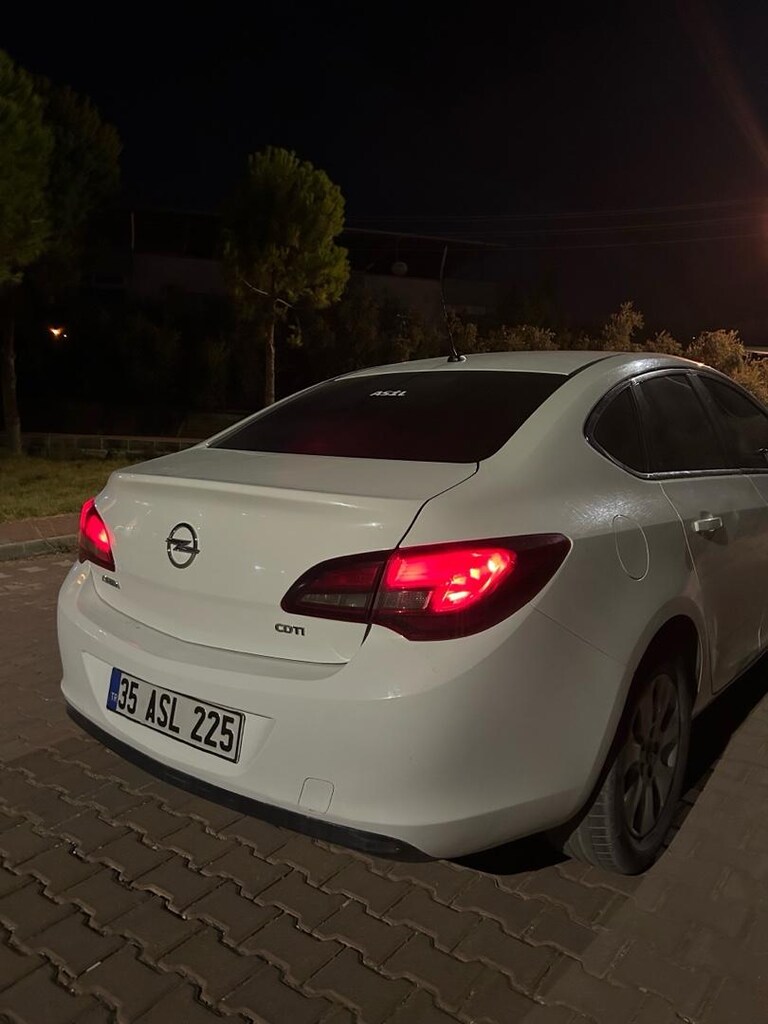Opel Astra J Sedan - 15