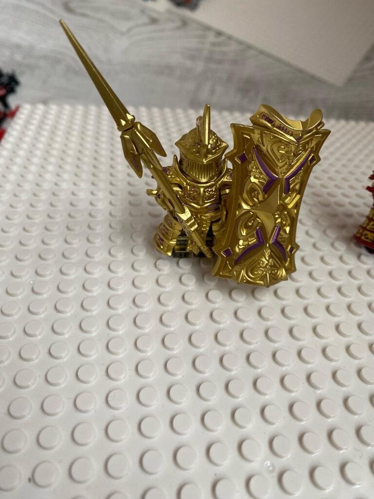 Lego Tower Knight altın minifigürü - 5