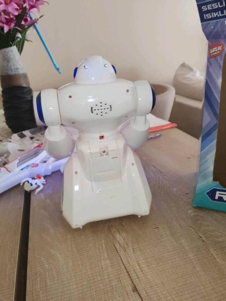 Işıklı sesli yürüyen robot - 3