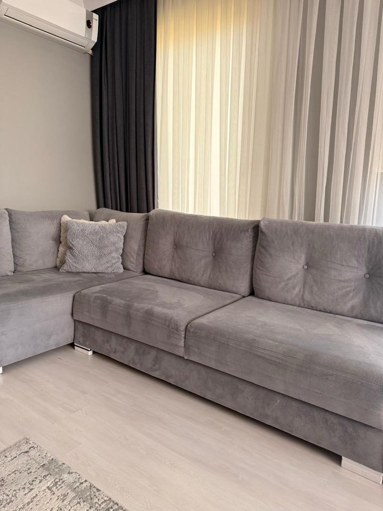 1 Gri yataklı köşe takımı + 1 Tekli Koltuk+ 1 Puf+ 2 ara sehpa tay tüy - 4