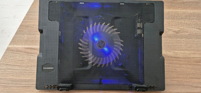 Hadron HDX4251 model mavi LED ışıklı notebook soğutucu standıdır.