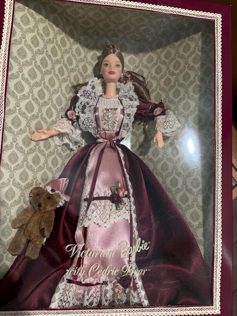 Victorian Barbie with Cedric Bear bebeği - 2