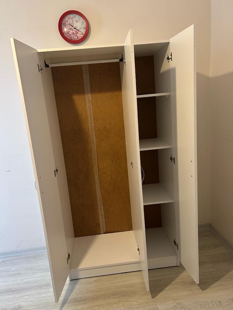 3 kapılı beyaz gardrop temiz durumda