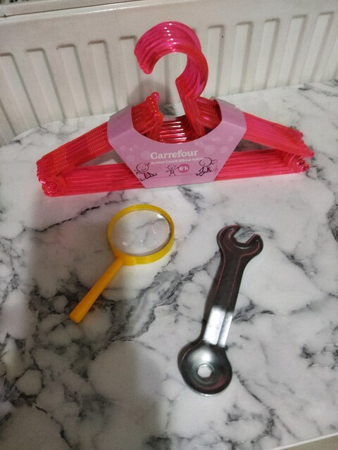 Canlı pembe çocuk askı seti büyüteç ve tamir anahtarı