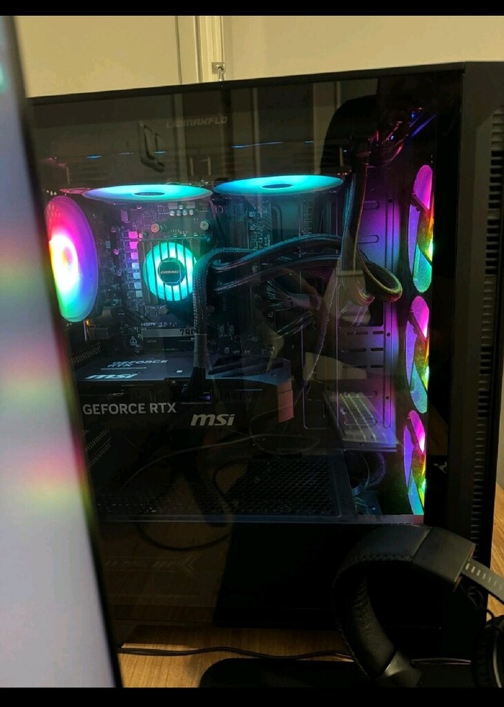 RTX 5070 - R7 8700F - 32GB DDR5 - 2TB - 280Hz FULL SETUP + HAWK KOLTUK - 4