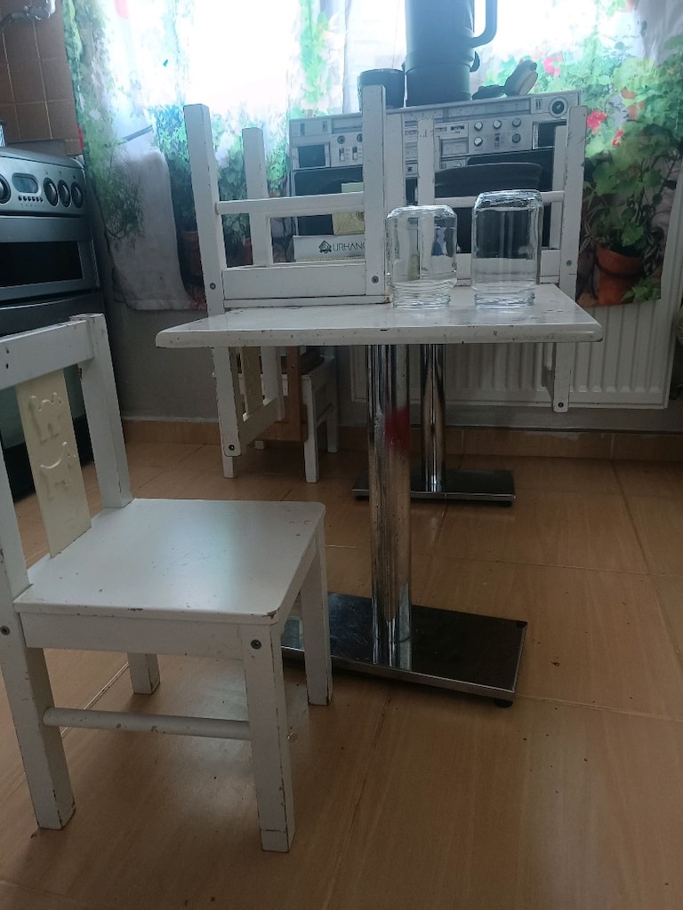Ikea çocuk sandalyesi 5adet ve masa - 3