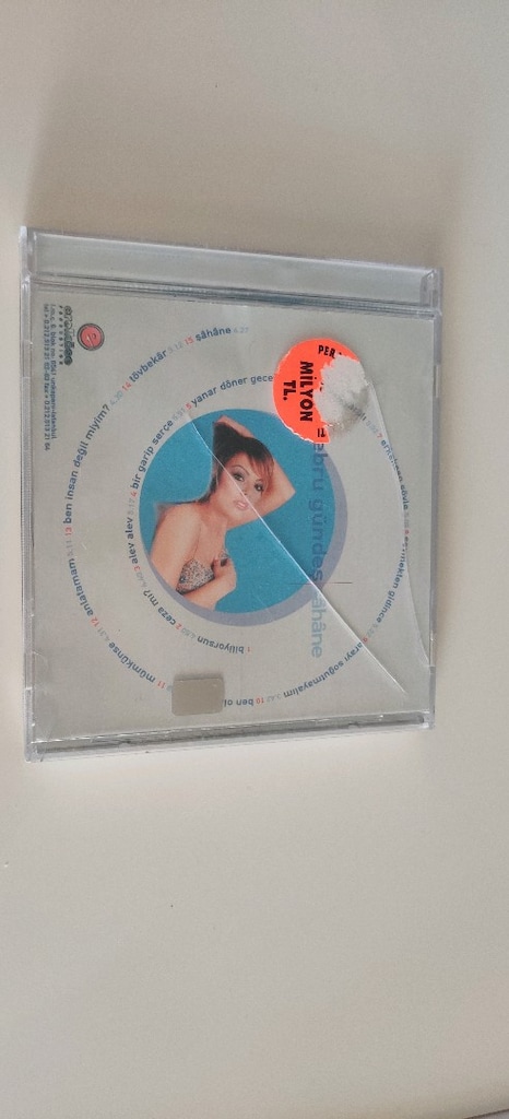 Ebru Gündeş'in 2003 yılında çıkardığı "Şahane" albümünün CD'si. - 2
