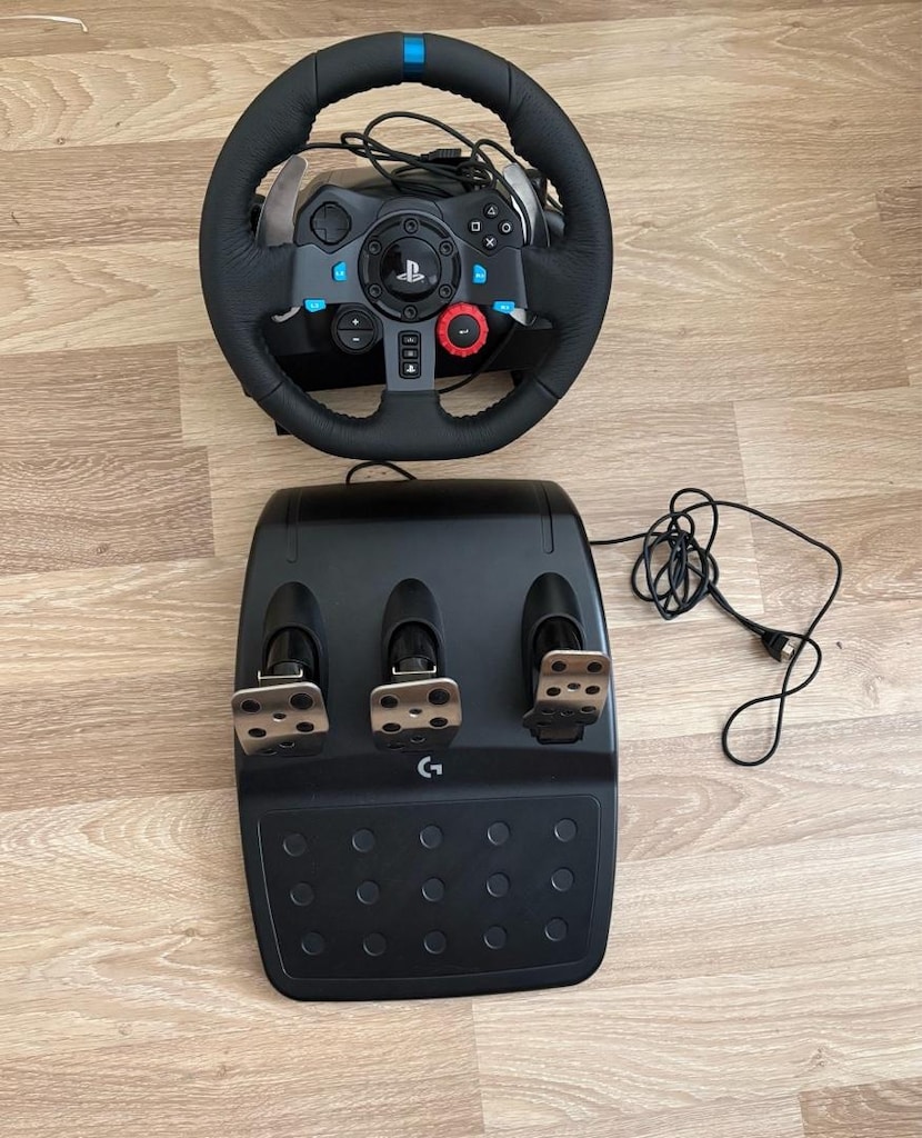PlayStation 5 ve Logitech G29 Driving Force direksiyon seti. - 4
