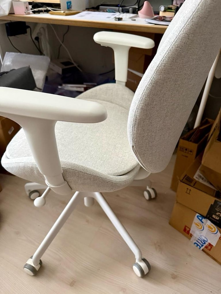 Gri ve Bej iki adet IKEA Hattefjall kolçaklı çalışma sandalyesi - 11