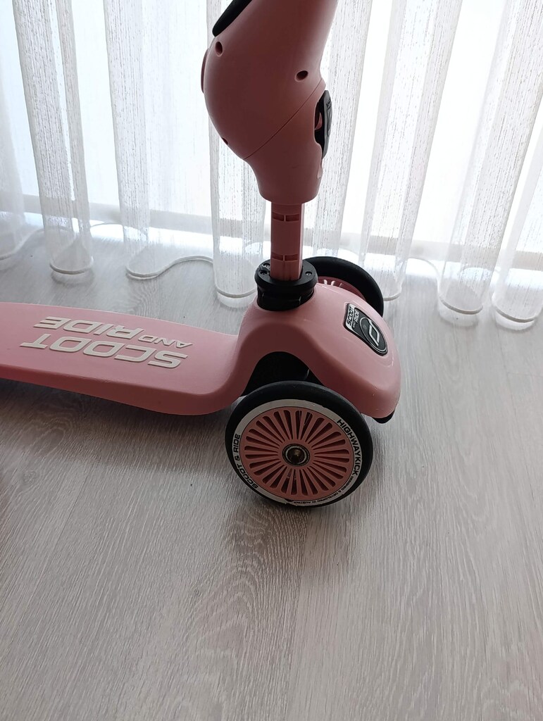 Scoot and Ride pembe oturaklı scooter ve kaskı - 8