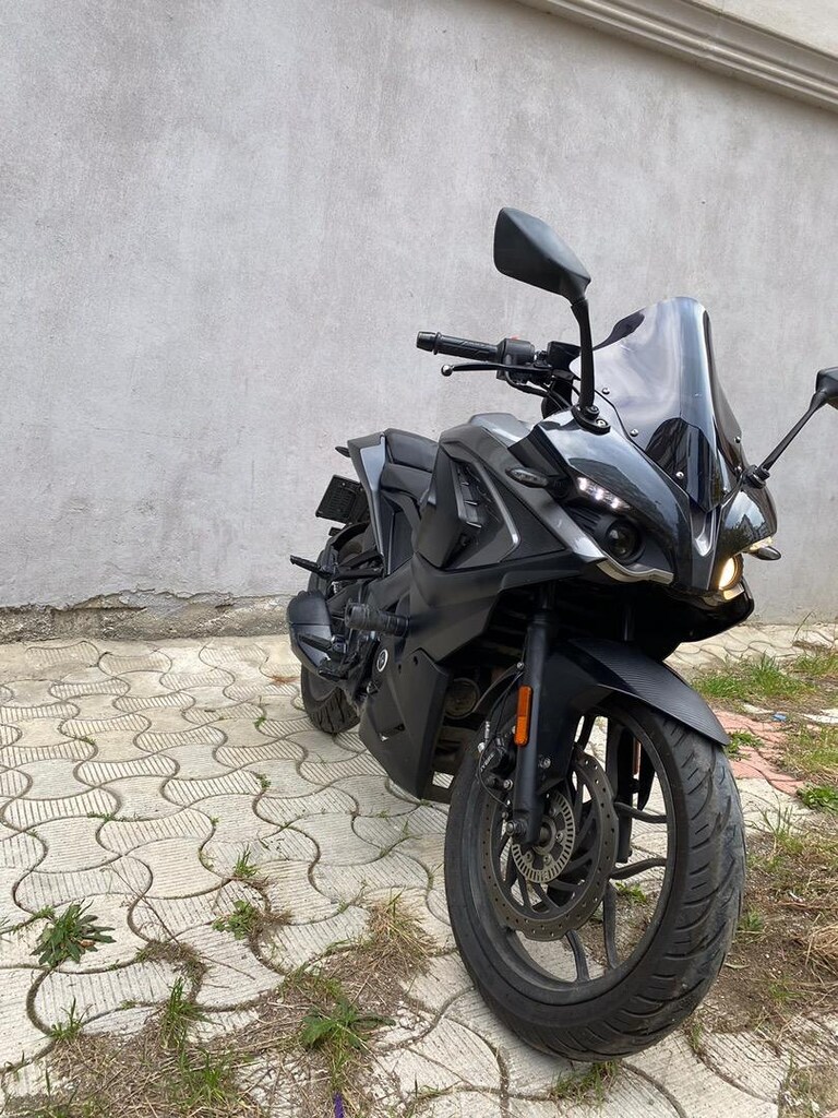 pulsar-rs-200-motosiklet-1679759888