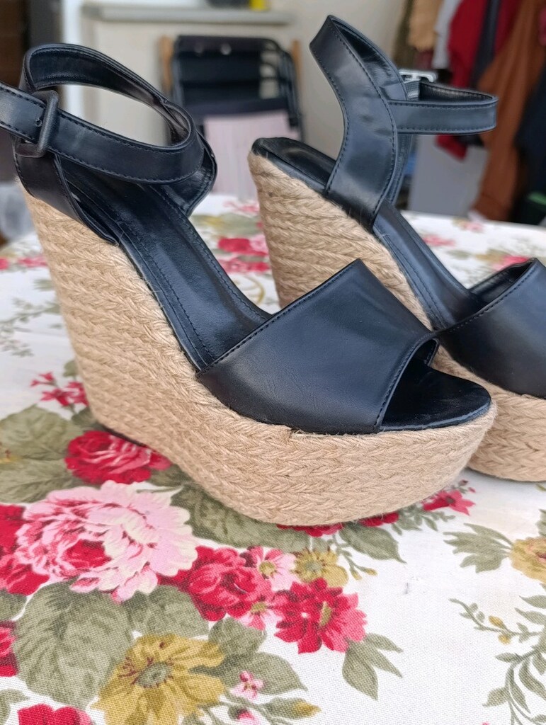 Siyah dolgu topuklu hasır tabanlı platform sandalet - 2
