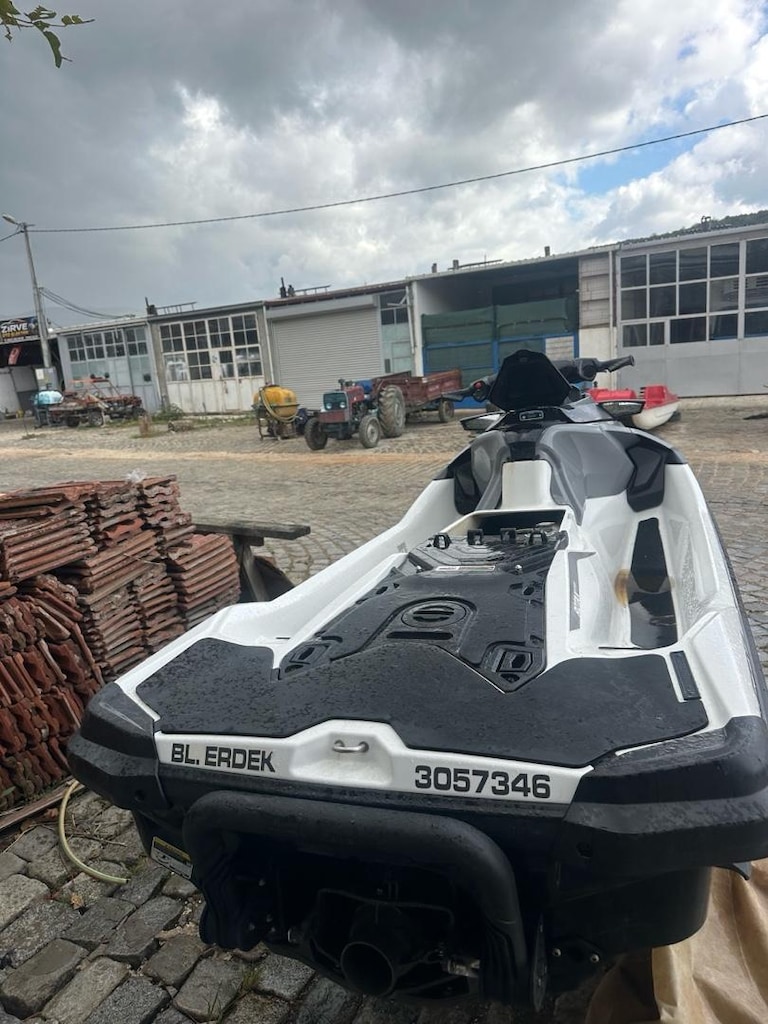 2025Sea-Doo GTX Pro 130 - 4