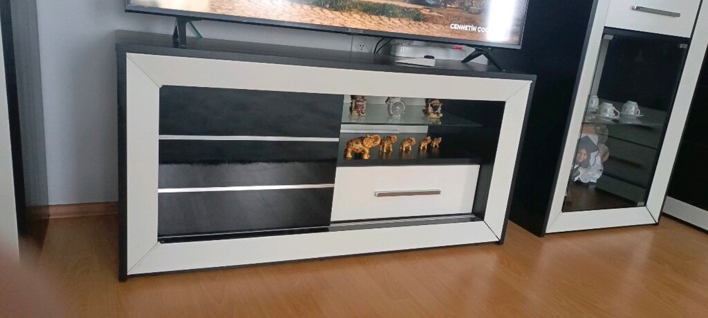 tv ünitesi (tv sehpası + aynalı konsol + 2 adet vitrin) parçalar - 3