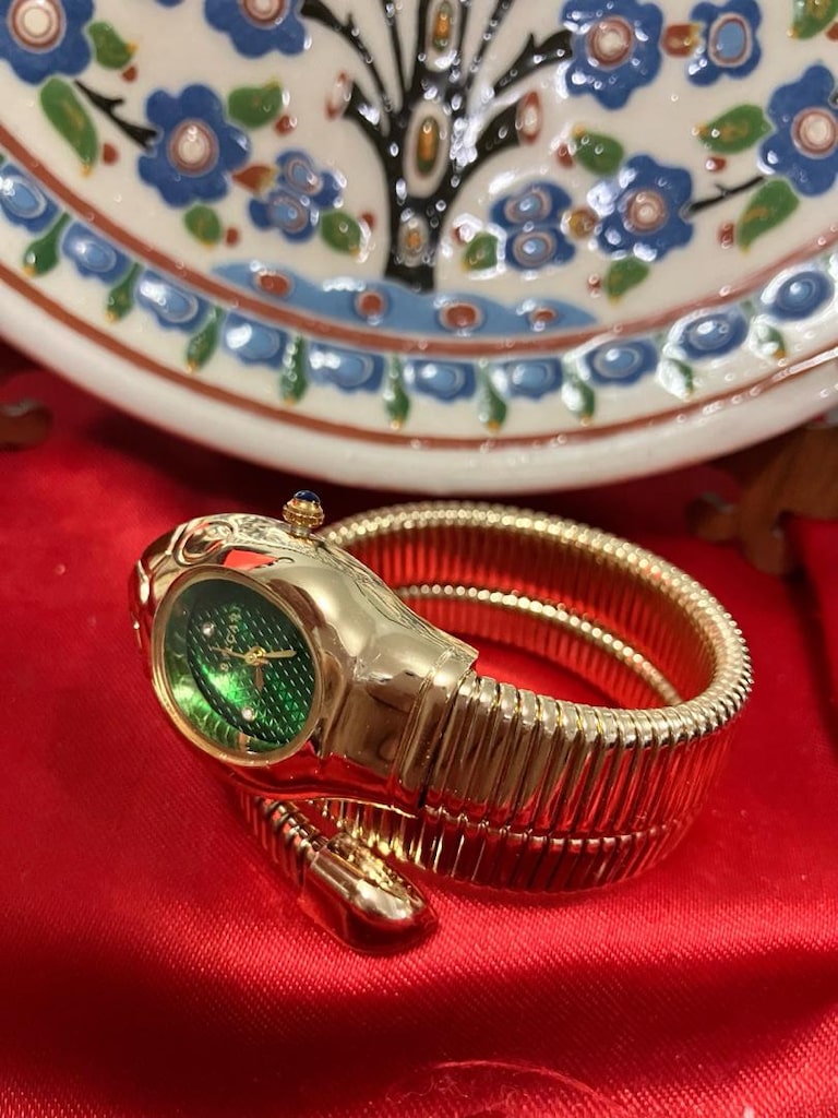 Bvlgari Zarif Yeşil Kadranlı Altın Tonlu yılan kordunlu kadın Saat - 4