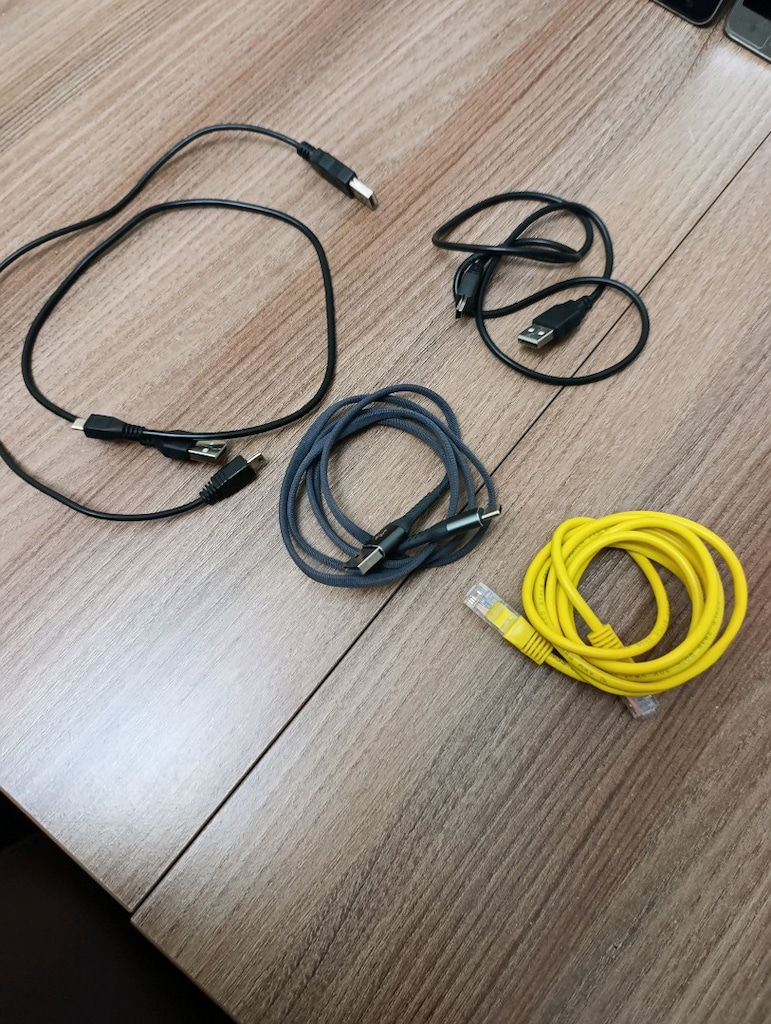 eski telefon şarj aleti ve USB kablosu - 4