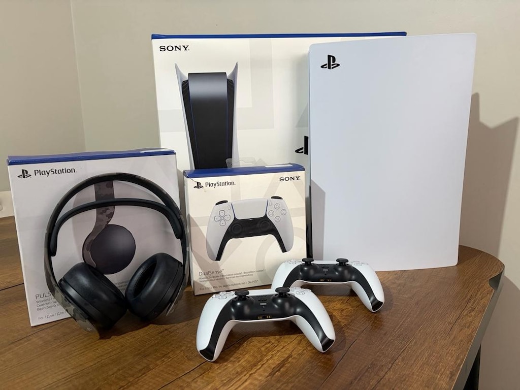 PlayStation 5 (PS5) Set + 2 Kol + Pulse 3D Kulaklık