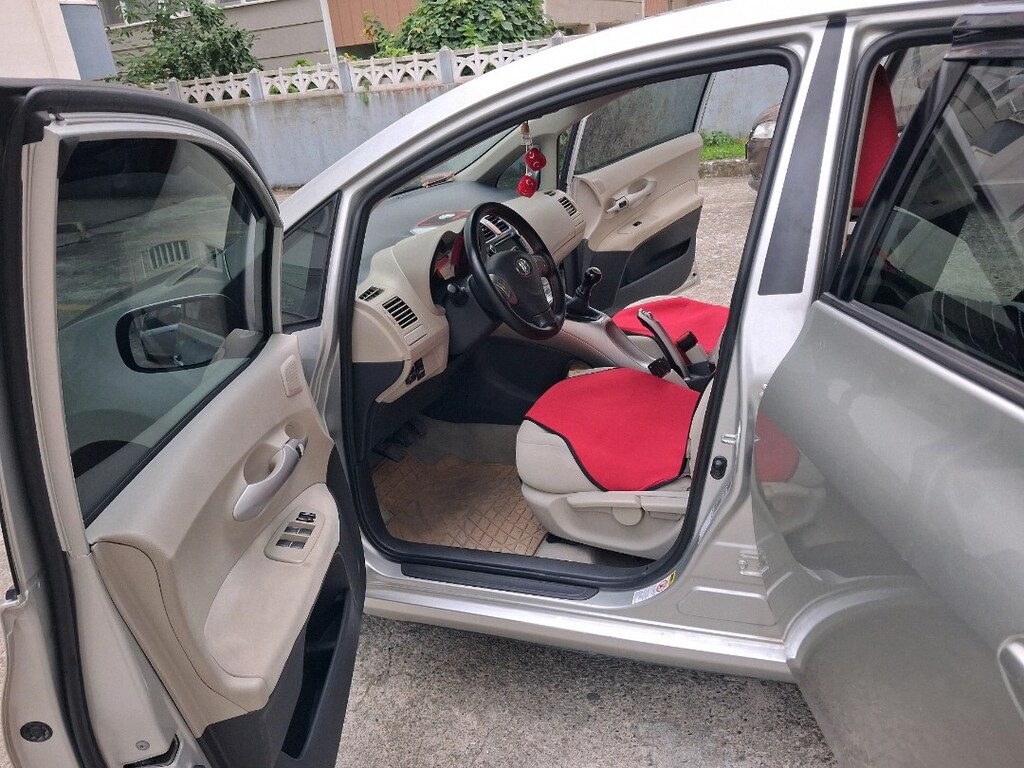 toyota auris elegant - 12