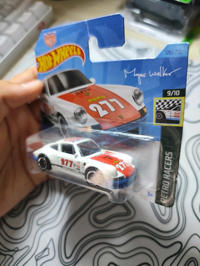 Hot Wheels markasına ait beyaz Porsche 911 model araba. Retro Racers s - 2