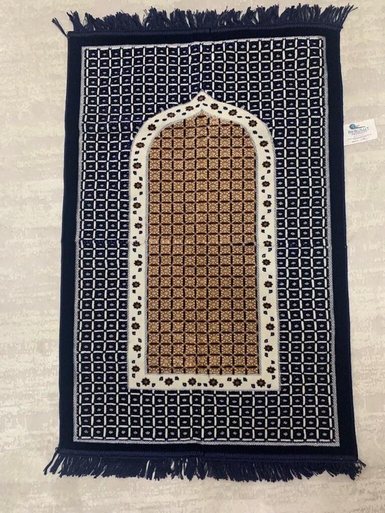 patik adeti 250 tl yeni hiç giyilmedi) (seccade 400 tl yeni)