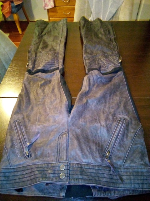 Harley Davidson mor tonlu kadın sürüş pantolonu. iç astarı saten mor. - 2
