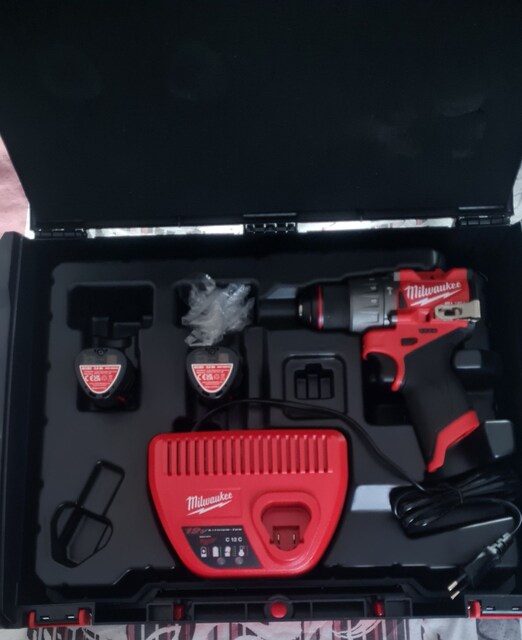 Milwaukee m12 fpd2-0 12 volt 2adet akü şarj cihazı ve hdd taşıma çanta