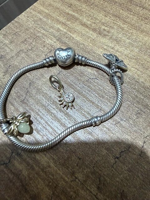 Pandora bileklikle charm