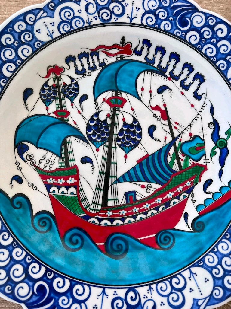 Mehmet Gürsoy İmzalı, Orijinal İznik Çinisi Kalyon Tabak (31 cm) - 2
