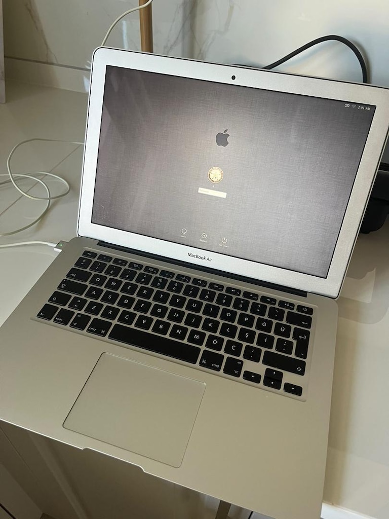 Apple Macbook Air - 4