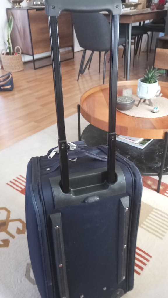 TEKERLEKLİ BAVUL TEMİZ KULLANIŞLI PAZARLIKSIZ 800 TL - 3