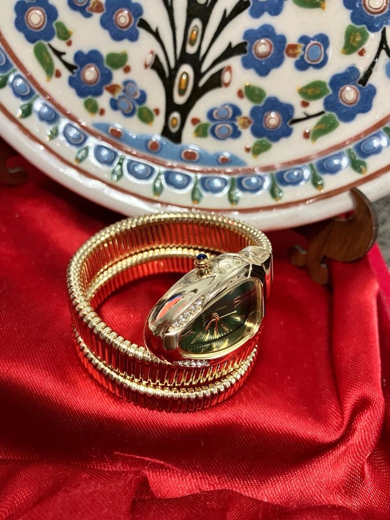 Bvlgari Yeşil Kadranlı Altın Tonlu yılan kordon kadın saat - 5