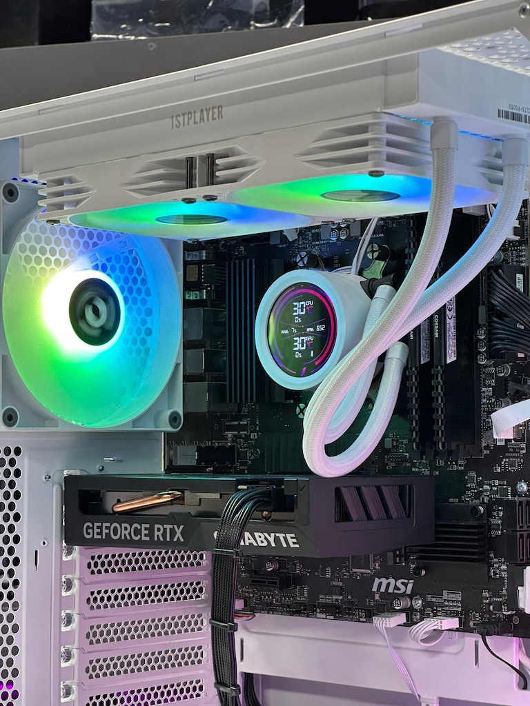 Ryzen 7 7800X3D - RTX 5060 8GB - 16GB RAM - 1TB M.2 SSD - 9