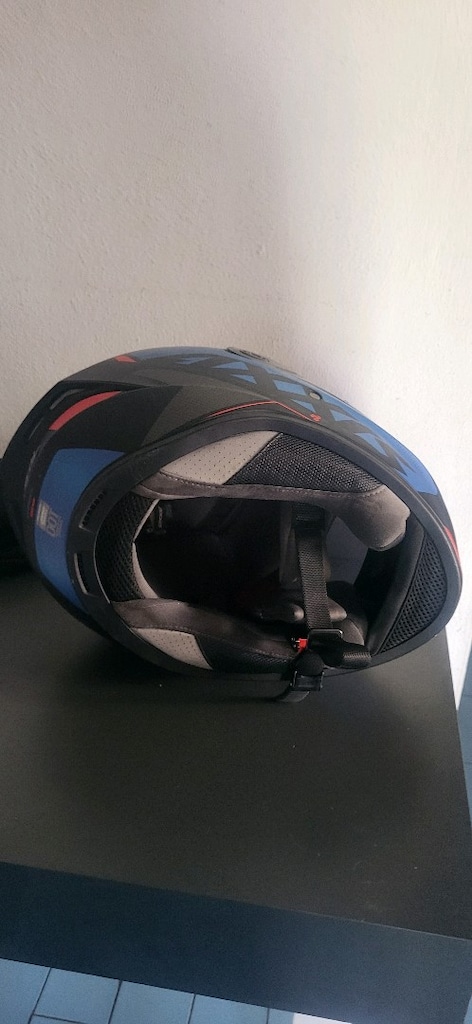 Az kullanılmış temiz motorsiklet kaskı - 5