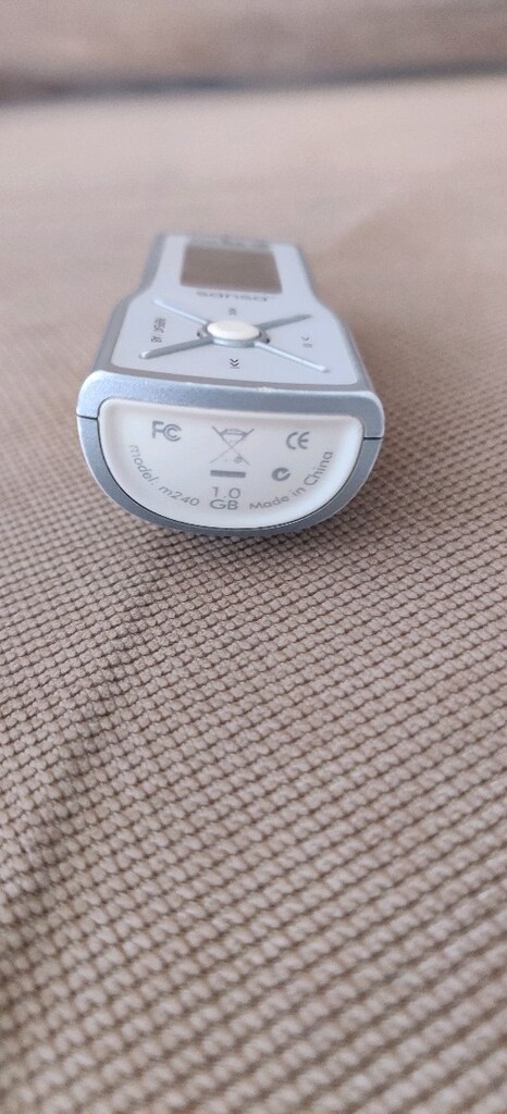 SanDisk Sansa m200 FM radyolu ve ses kayıt özellikli MP3 çalar. - 2