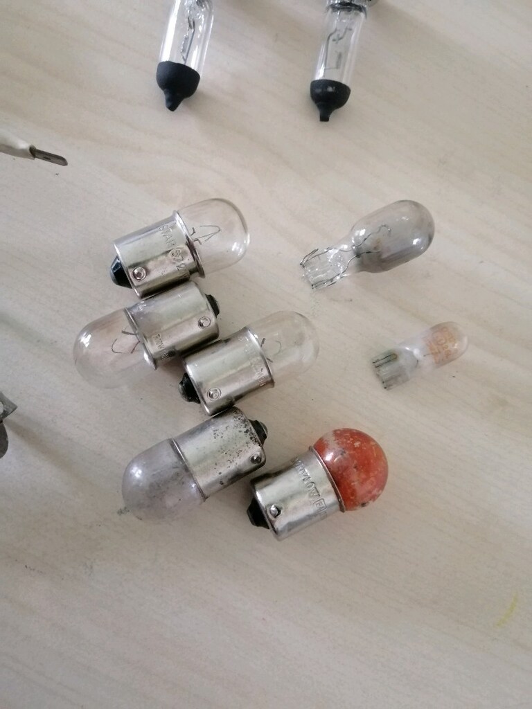 Araç far ampulü ve sinyal ambulleri resimde olan zenon far ampulü - 14