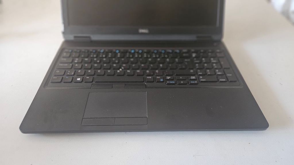 Dell Latidute 5590 İ7 8.Nesil 8 GB Ram 512 GB SSD 15.6" FULL HD - 4