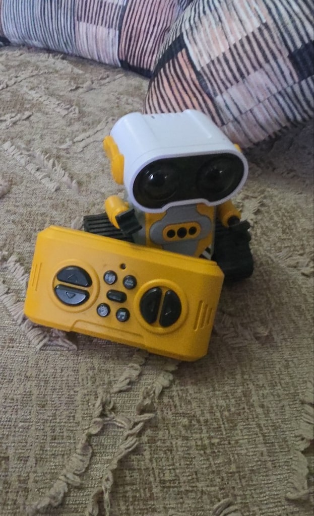 Sarı ve Beyaz Oyuncak Robot - 3