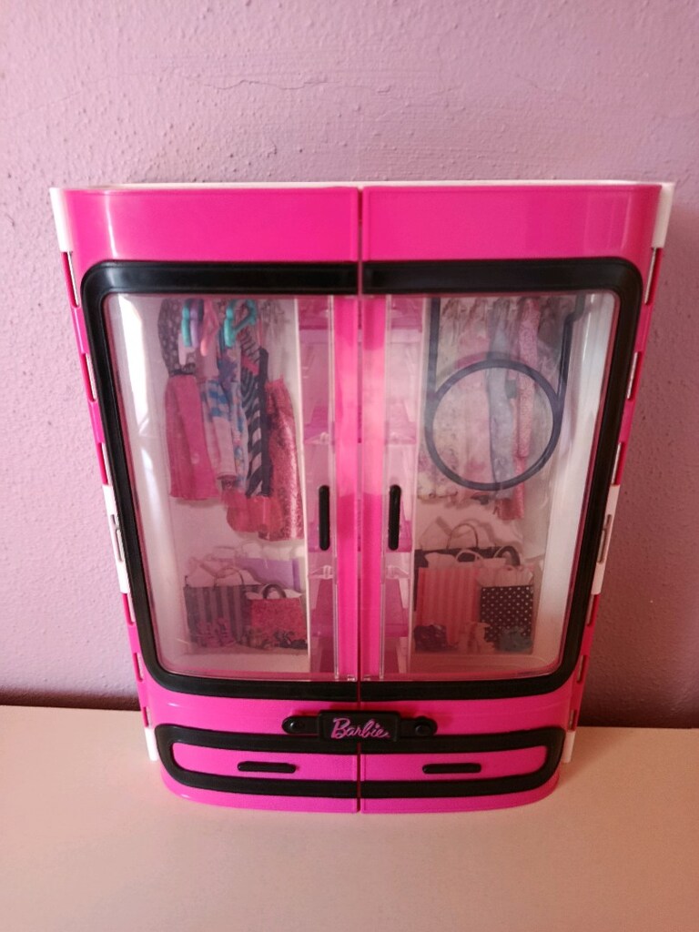 barbie orjinal dolabı
