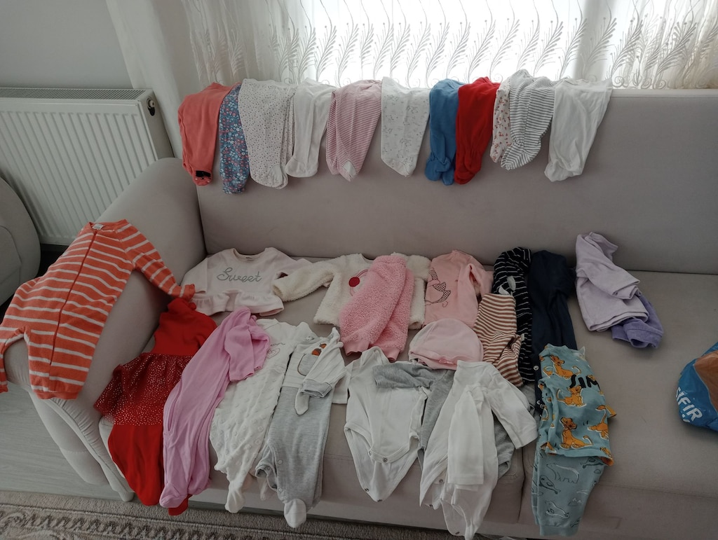 3-6 ay bebek kıyafetleri ve yan yatış yastığı hediye